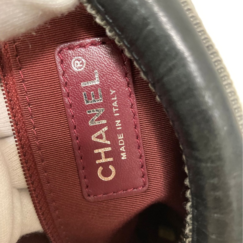 Chanel 黑銀相機包-13