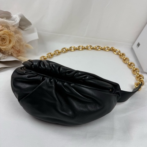 近新狀態良好  BOTTEGA VENETA (BV)Chain Pouch 黑色小羊皮雲朵包 胸口包