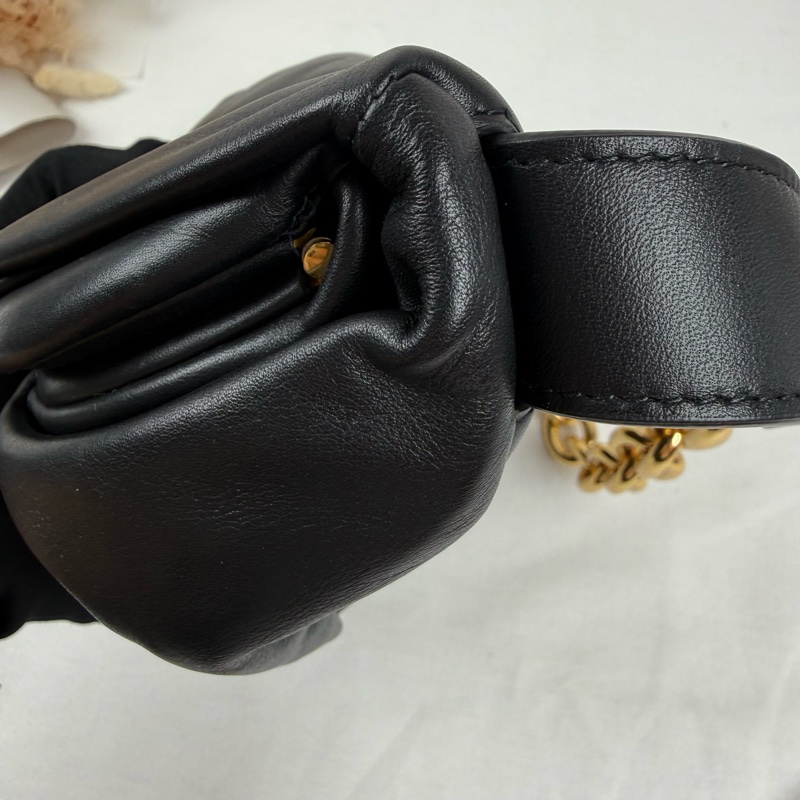 近新狀態良好  BOTTEGA VENETA (BV)Chain Pouch 黑色小羊皮雲朵包 胸口包-2