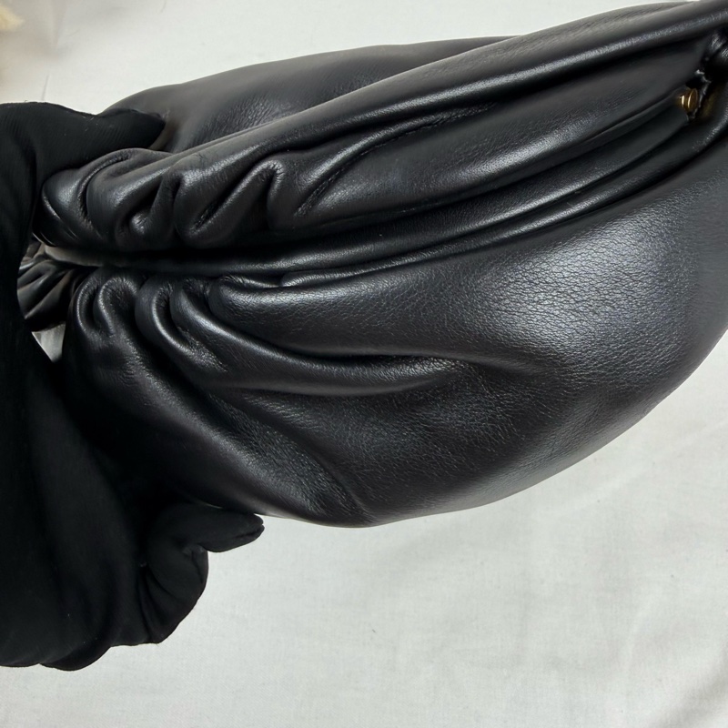近新狀態良好  BOTTEGA VENETA (BV)Chain Pouch 黑色小羊皮雲朵包 胸口包-3