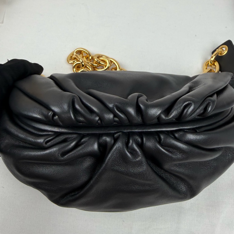 近新狀態良好  BOTTEGA VENETA (BV)Chain Pouch 黑色小羊皮雲朵包 胸口包-4