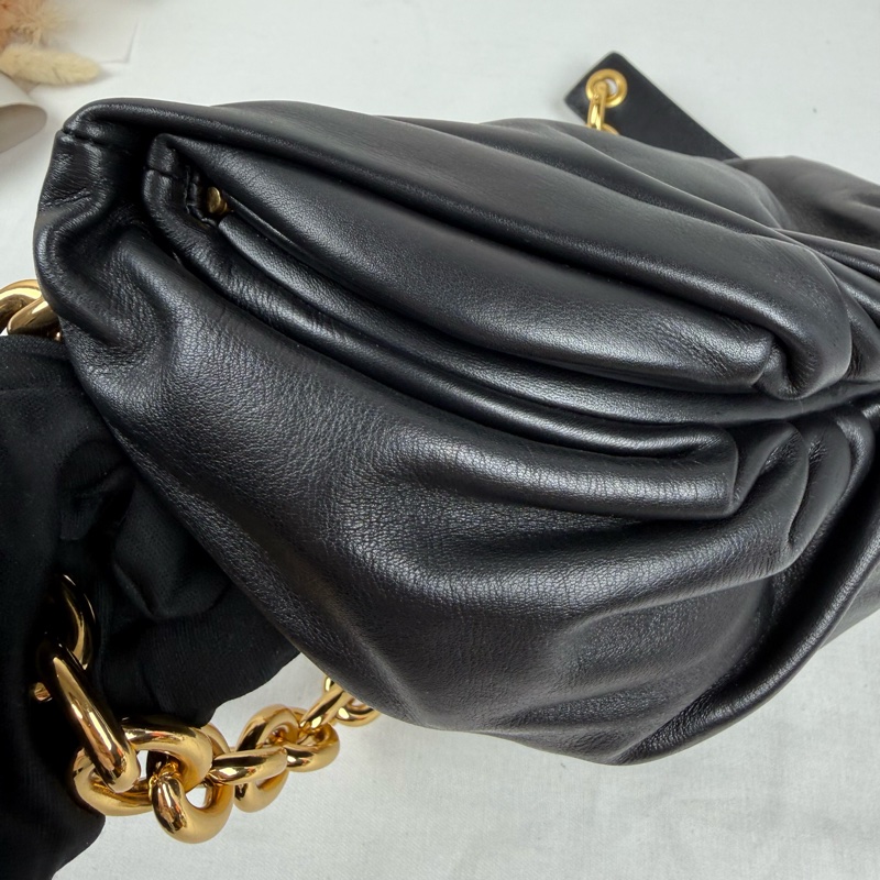 近新狀態良好  BOTTEGA VENETA (BV)Chain Pouch 黑色小羊皮雲朵包 胸口包-5