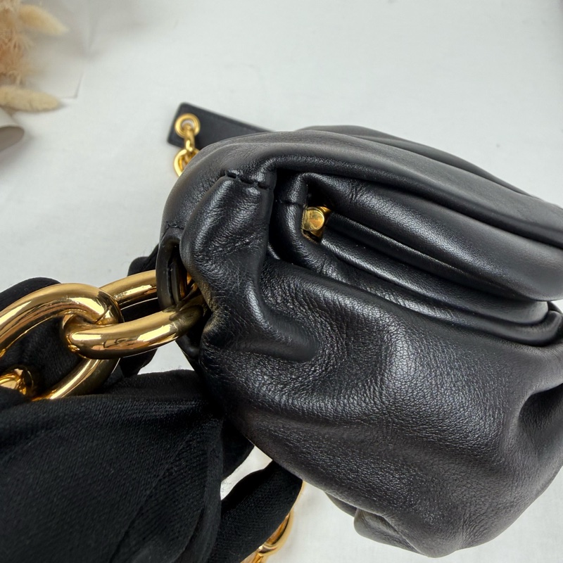 近新狀態良好  BOTTEGA VENETA (BV)Chain Pouch 黑色小羊皮雲朵包 胸口包-6