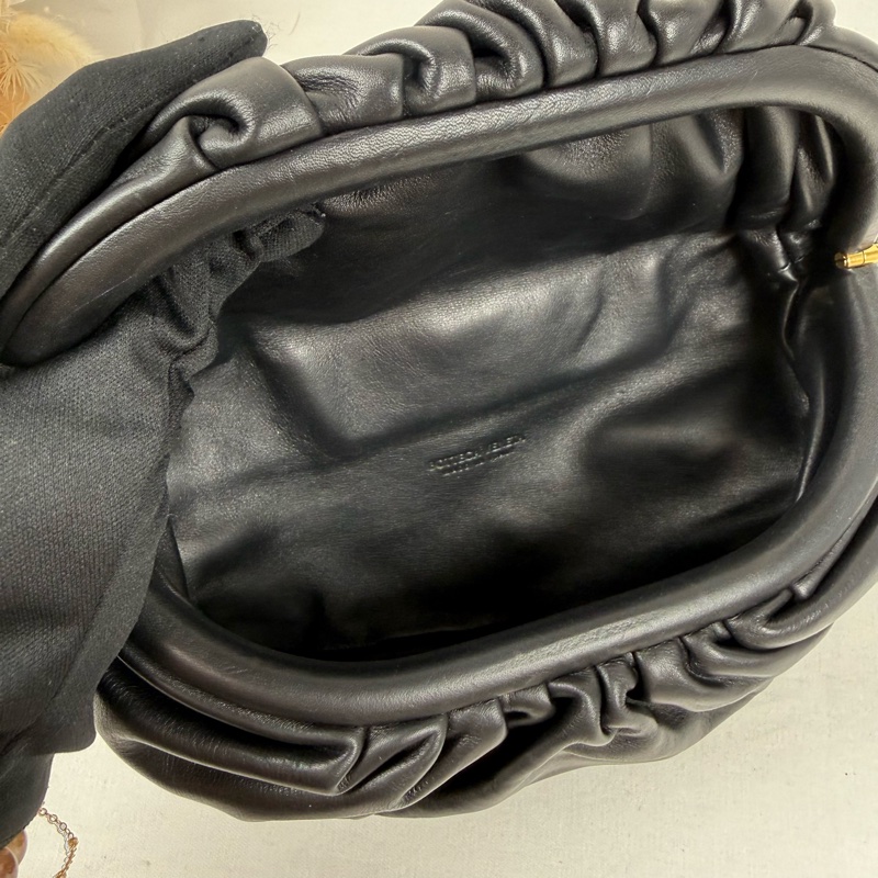 近新狀態良好  BOTTEGA VENETA (BV)Chain Pouch 黑色小羊皮雲朵包 胸口包-9