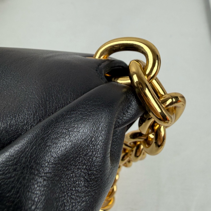 近新狀態良好  BOTTEGA VENETA (BV)Chain Pouch 黑色小羊皮雲朵包 胸口包-11