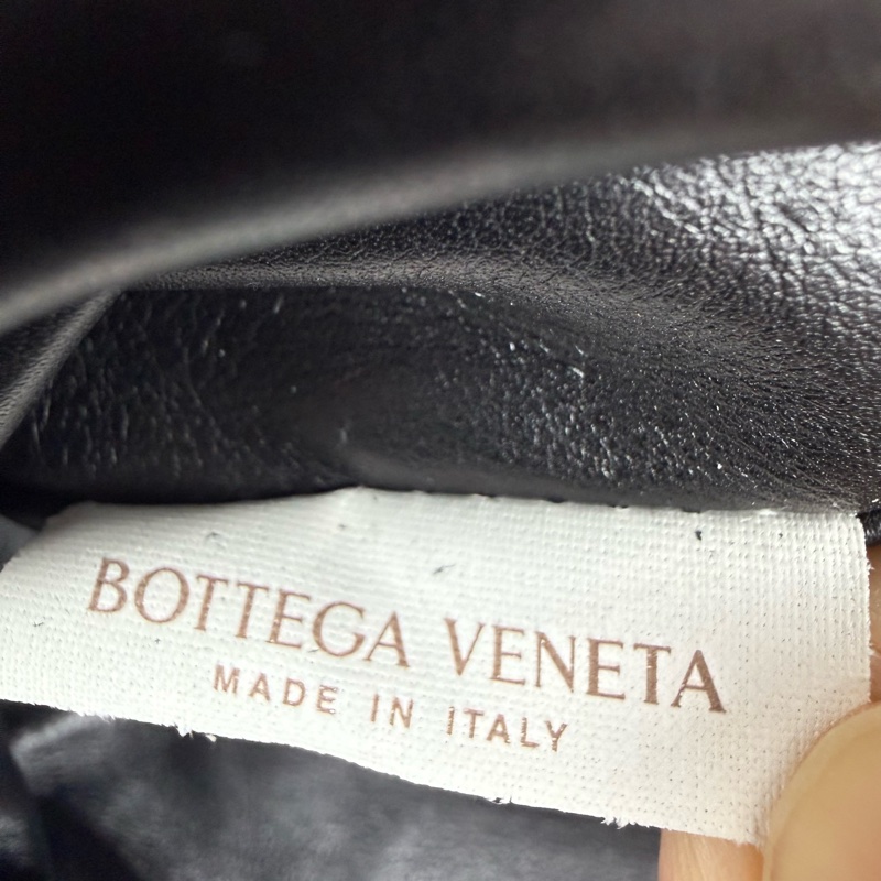 近新狀態良好  BOTTEGA VENETA (BV)Chain Pouch 黑色小羊皮雲朵包 胸口包-14