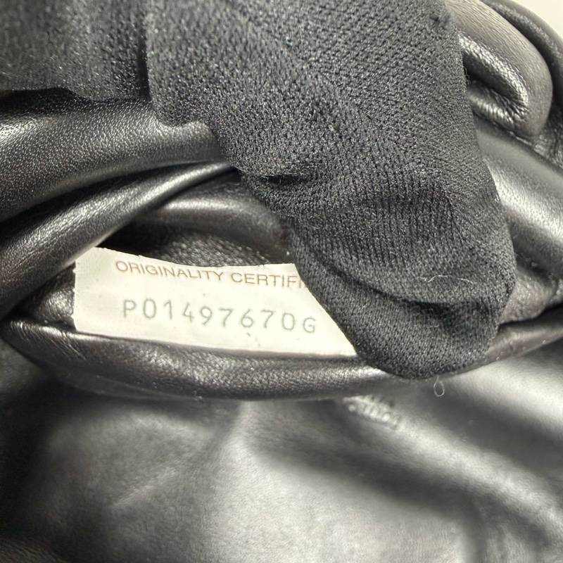 近新狀態良好  BOTTEGA VENETA (BV)Chain Pouch 黑色小羊皮雲朵包 胸口包-15