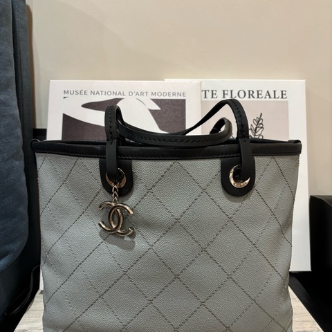 CHANEL香奈兒 🎀灰色荔枝紋牛皮拼黑邊雙C吊牌托特子母包