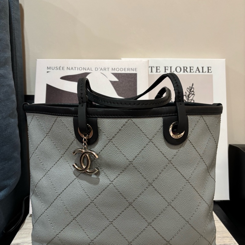 CHANEL香奈兒 🎀灰色魚子醬牛皮拼黑邊雙C吊牌托特子母包-0