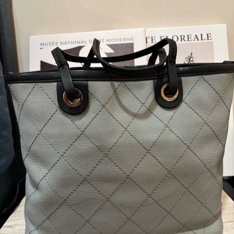 CHANEL香奈兒 🎀灰色魚子醬牛皮拼黑邊雙C吊牌托特子母包-1