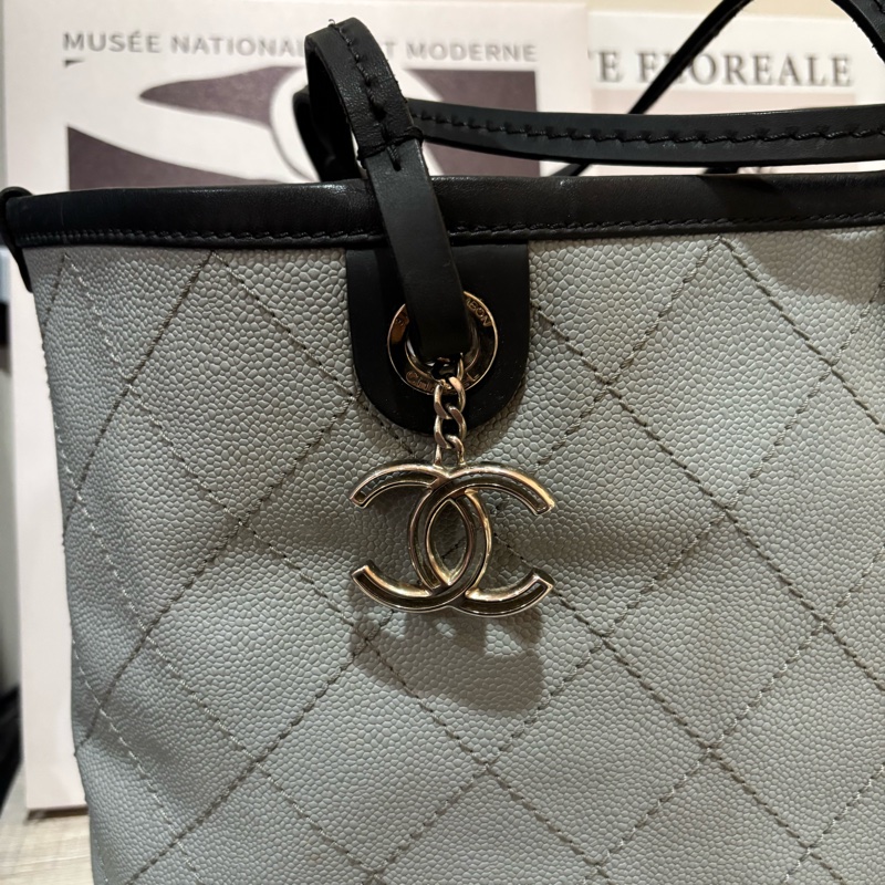 CHANEL香奈兒 🎀灰色魚子醬牛皮拼黑邊雙C吊牌托特子母包-3