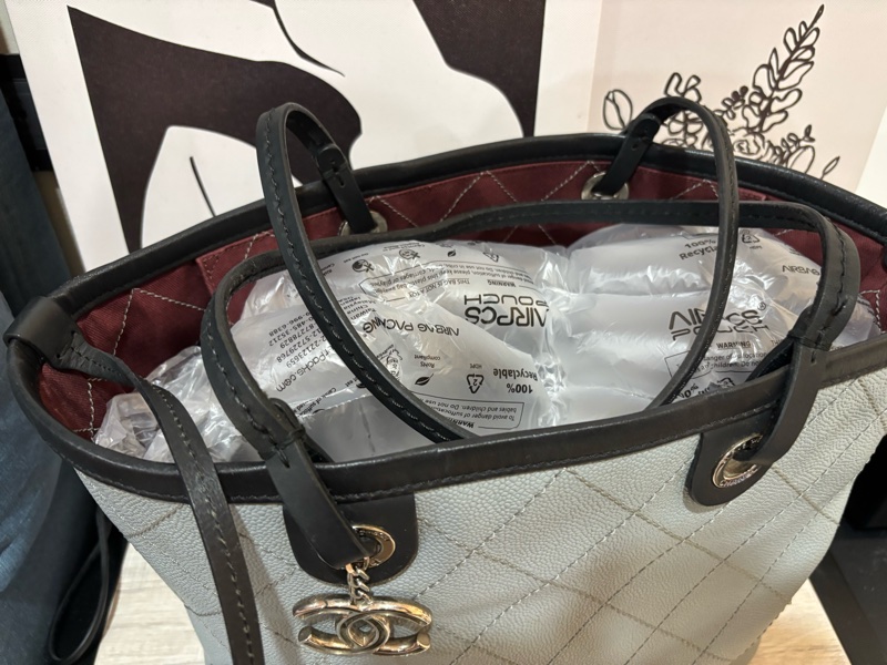 CHANEL香奈兒 🎀灰色魚子醬牛皮拼黑邊雙C吊牌托特子母包-6