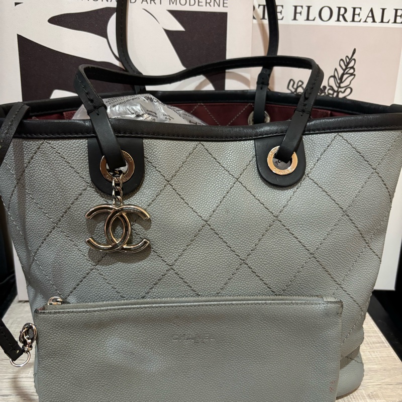 CHANEL香奈兒 🎀灰色魚子醬牛皮拼黑邊雙C吊牌托特子母包-10