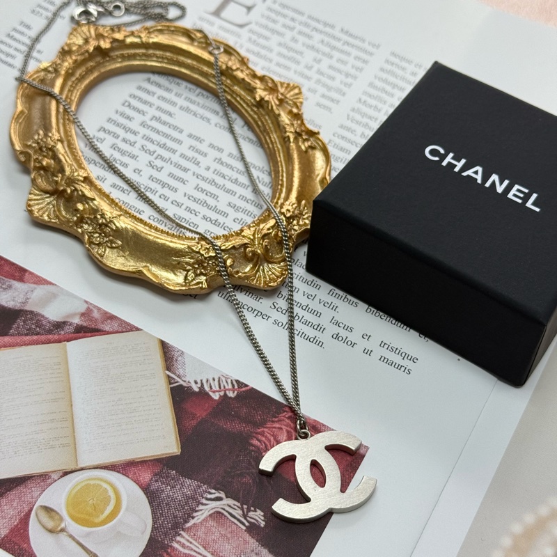Chanel 2011年渡假系列 格紋雙C LOGO 銀色頸鏈-1