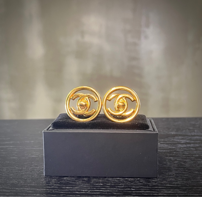 香奈兒雙CC標誌搭簍空圓環設計耳夾 Chanel Vintage Circle CC Trunlock Ear Clips-1