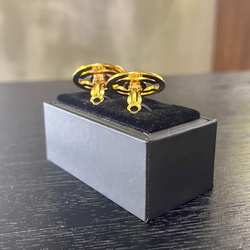 香奈兒雙CC標誌搭簍空圓環設計耳夾 Chanel Vintage Circle CC Trunlock Ear Clips-2