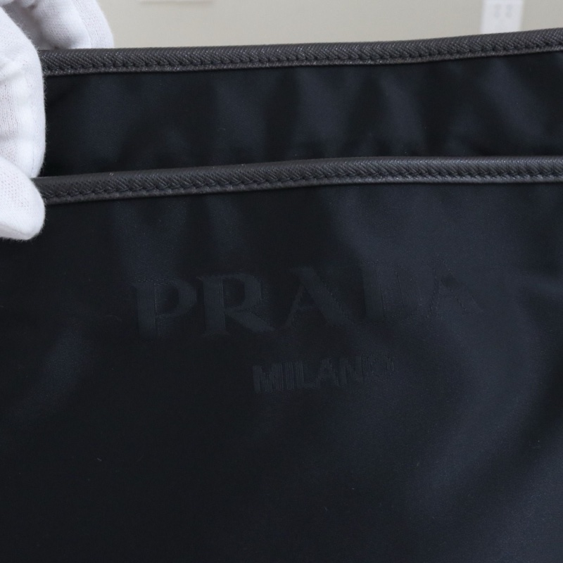 Prada黑色尼龍帆布男士挎包尺寸25*24,配件無。-12