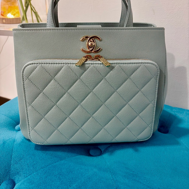 CHANEL 香奈兒 寶寶藍色 荔枝紋牛皮 Business Affinity 兩用包 A93750 手提肩背側背 超實用 夾層多容量又大-5