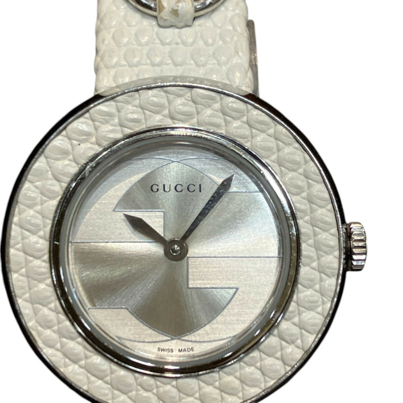 Gucci 馬銜扣腕錶，總重 24.6 克，不鏽鋼錶殼，真皮錶帶，石英機芯，白色珍珠貝母錶盤，129.5-3