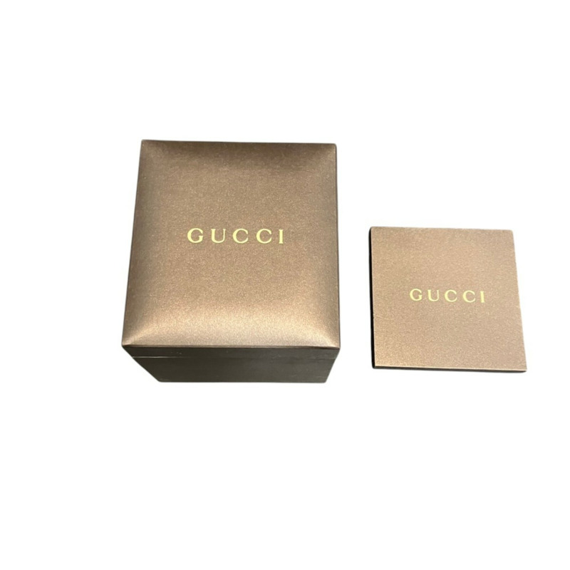 Gucci 馬銜扣腕錶，總重 24.6 克，不鏽鋼錶殼，真皮錶帶，石英機芯，白色珍珠貝母錶盤，129.5-9
