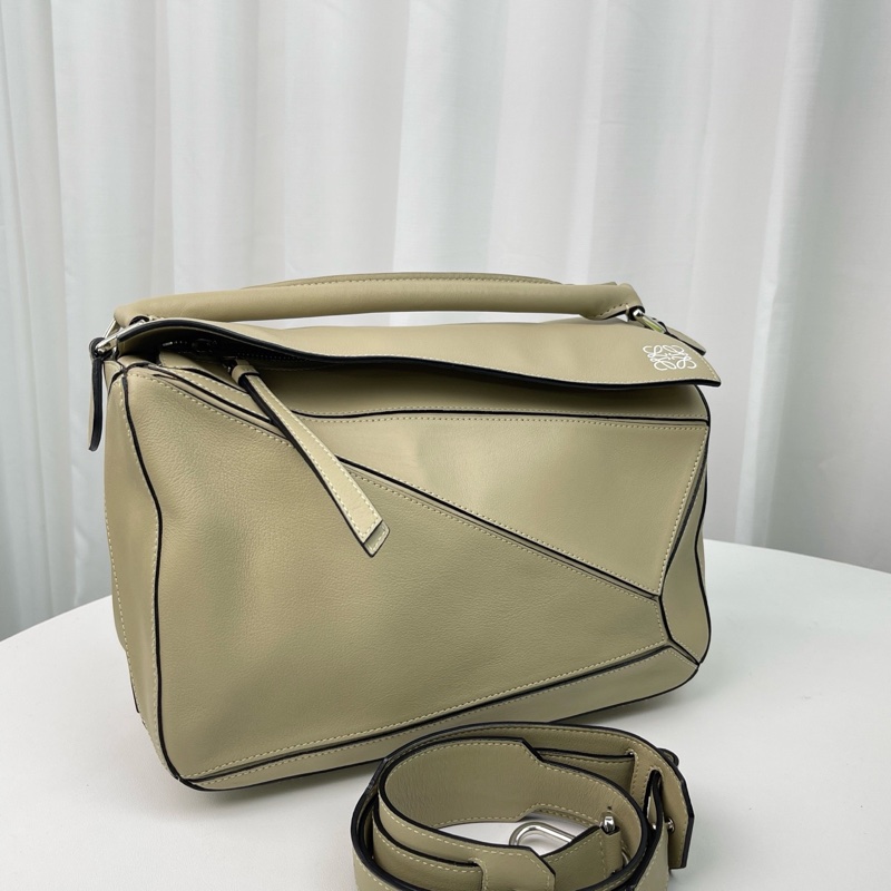 LOEWE. 羅意威 puzzle小號  底24-0