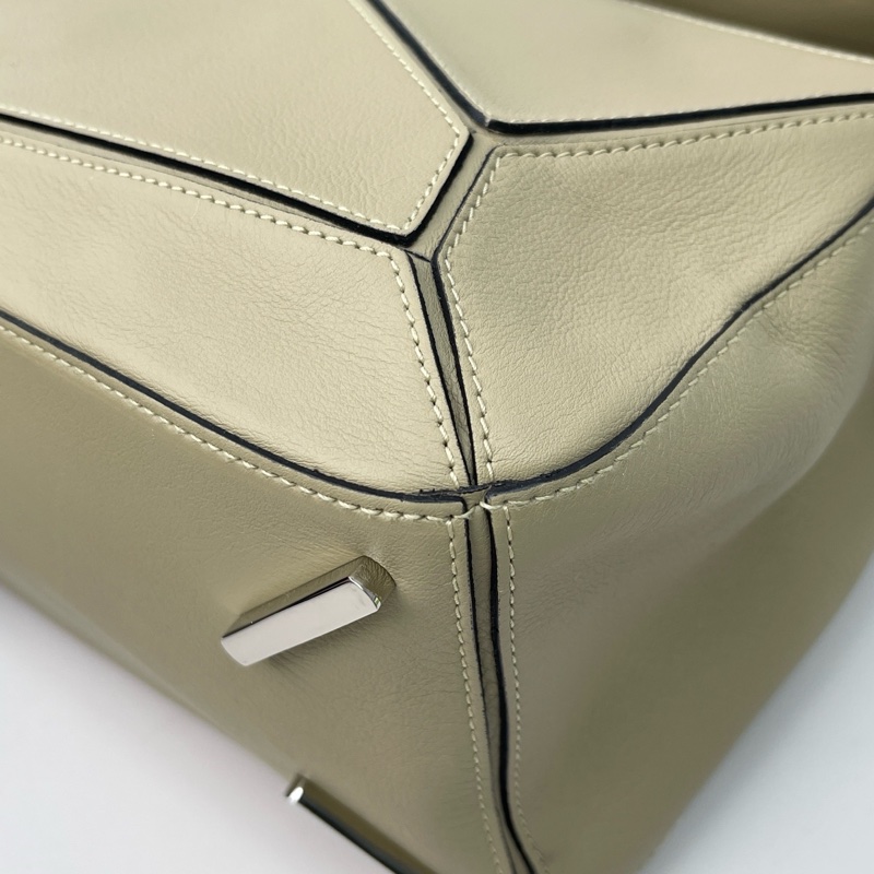 LOEWE. 羅意威 puzzle小號  底24-3