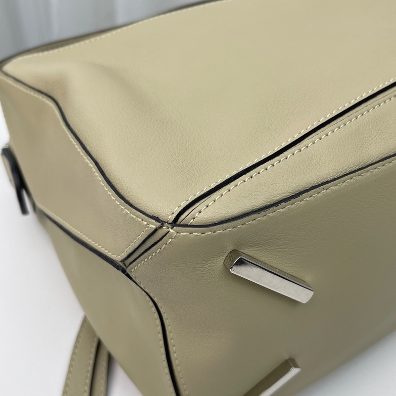 LOEWE. 羅意威 puzzle小號  底24-4