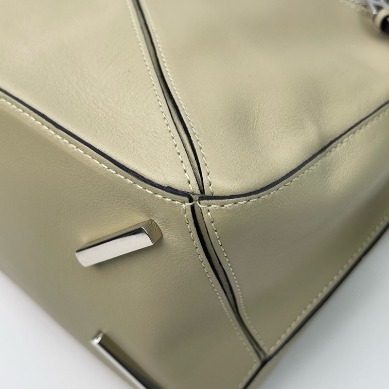 LOEWE. 羅意威 puzzle小號  底24-6