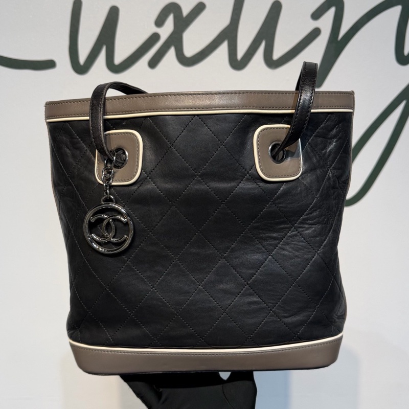 CHANEL 香奈兒 赫本風菱格紋托特水桶包 肩帶可調節 帶雙C掛墜 11开-0