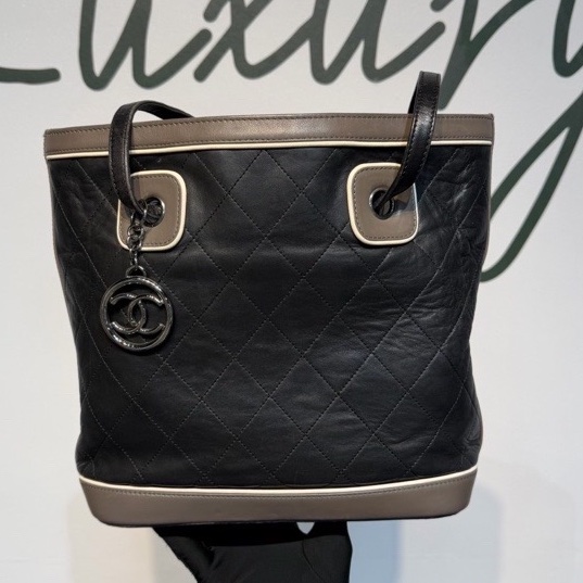 CHANEL 香奈兒 赫本風菱格紋托特水桶包 肩帶可調節 帶雙C掛墜 11开-1