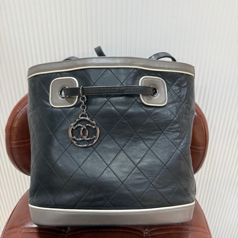 CHANEL 香奈兒 赫本風菱格紋托特水桶包 肩帶可調節 帶雙C掛墜 11开-2