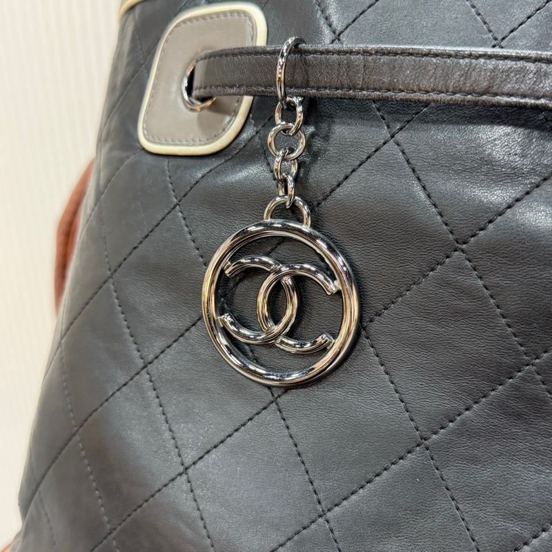 CHANEL 香奈兒 赫本風菱格紋托特水桶包 肩帶可調節 帶雙C掛墜 11开-4