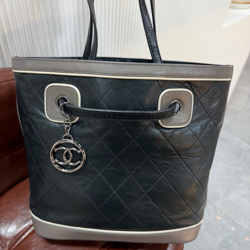 CHANEL 香奈兒 赫本風菱格紋托特水桶包 肩帶可調節 帶雙C掛墜 11开-5