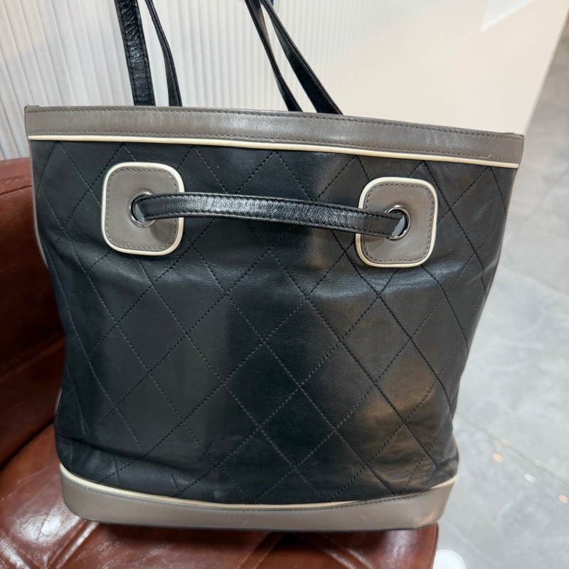 CHANEL 香奈兒 赫本風菱格紋托特水桶包 肩帶可調節 帶雙C掛墜 11开-6