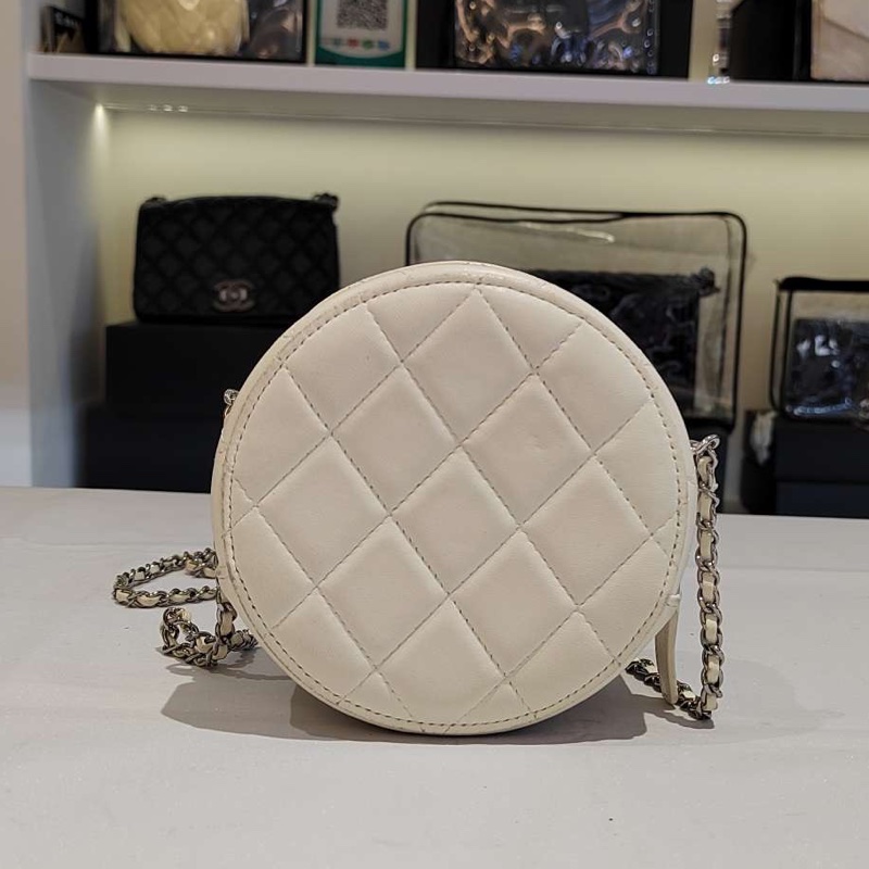 Chanel香奈兒21K鏡面招財銀圓餅鏈條包-1