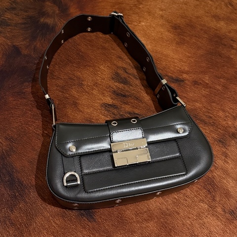 Dior 黑銀扣皮革釦眼寬背帶肩背包