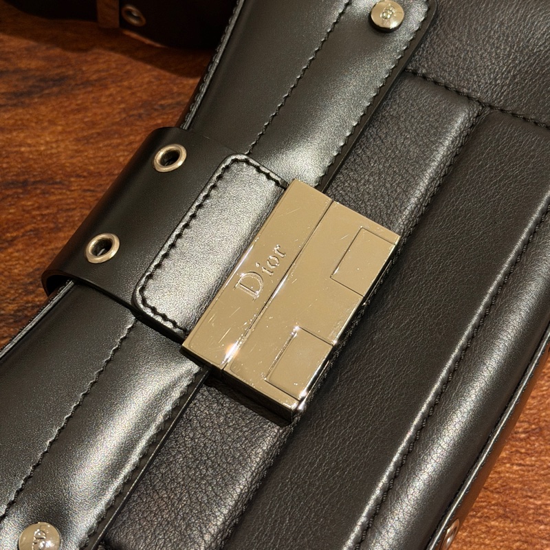 Dior 黑銀扣皮革釦眼寬背帶肩背包-1