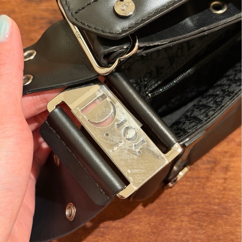 Dior 黑銀扣皮革釦眼寬背帶肩背包-4