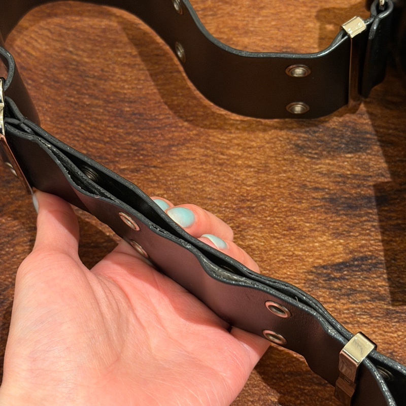 Dior 黑銀扣皮革釦眼寬背帶肩背包-11