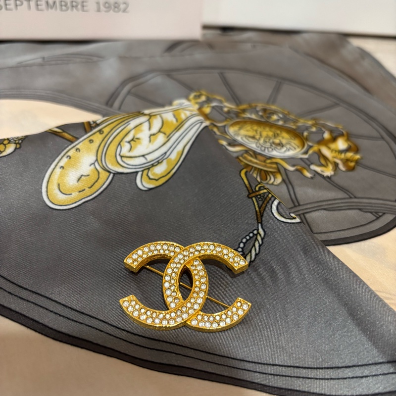 Chanel 復古金雙C滿鑽胸針-1