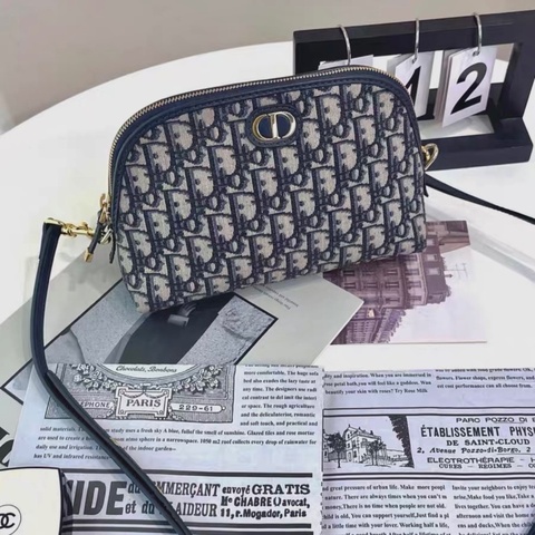 Dior · 經典刺繡老花斜背包