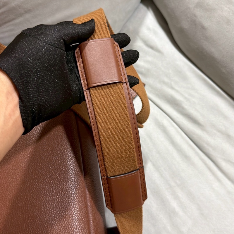 溫暖高級💎Loewe羅意威焦糖棕色經典military男士郵差包單肩斜挎包-22
