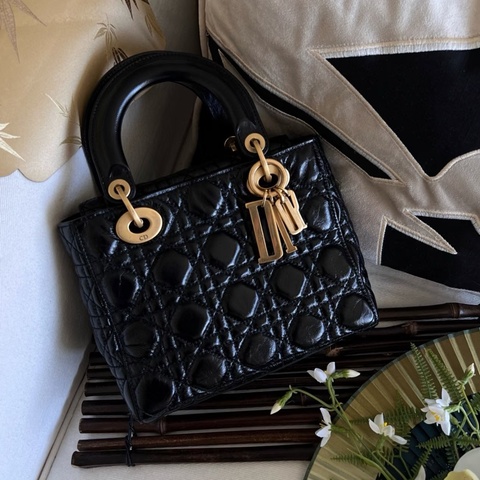 Dior • Lady Dior 經典黑金油臘牛皮四格戴妃包