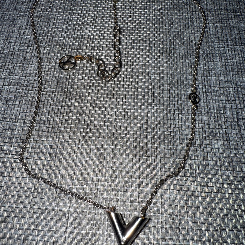 Louis Vuitton Essential V 時尚銀色項鍊-1