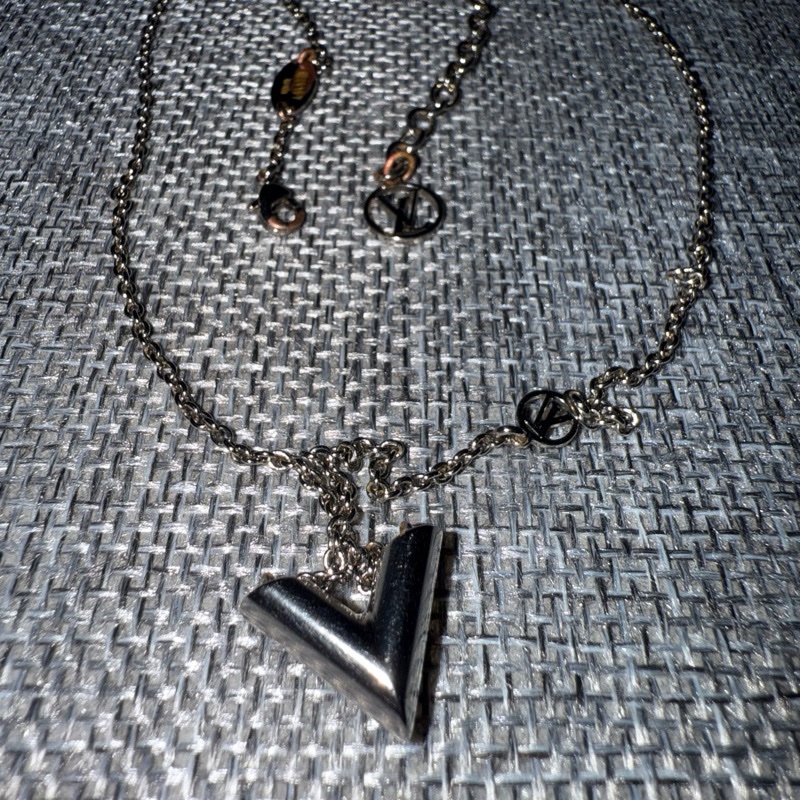 Louis Vuitton Essential V 時尚銀色項鍊-4