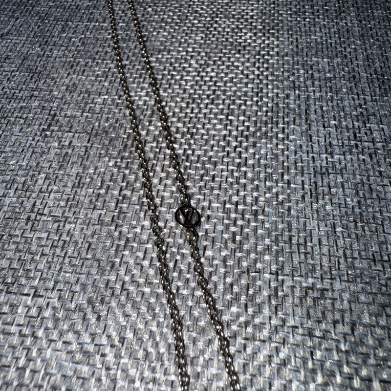 Louis Vuitton Essential V 時尚銀色項鍊-8