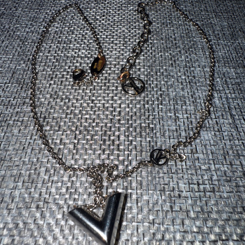 Louis Vuitton Essential V 時尚銀色項鍊-12