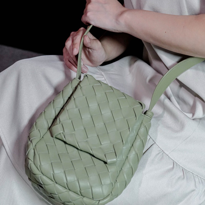 Bottega Veneta Mini Cobble 小羊皮 經典BV編織包-1