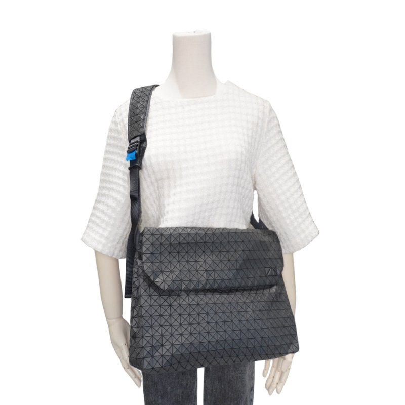 Issey Miyake Bao Bao 幾何細方格釦式斜背包-5