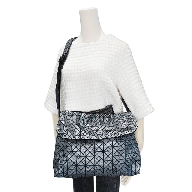 Issey Miyake Bao Bao 幾何細方格釦式掀蓋斜背包-5